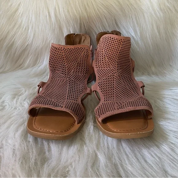 Lucky Brand Bartega Perforated Leather Gladiator Sandals in Antler Size 7.5 - Picture 9 of 11